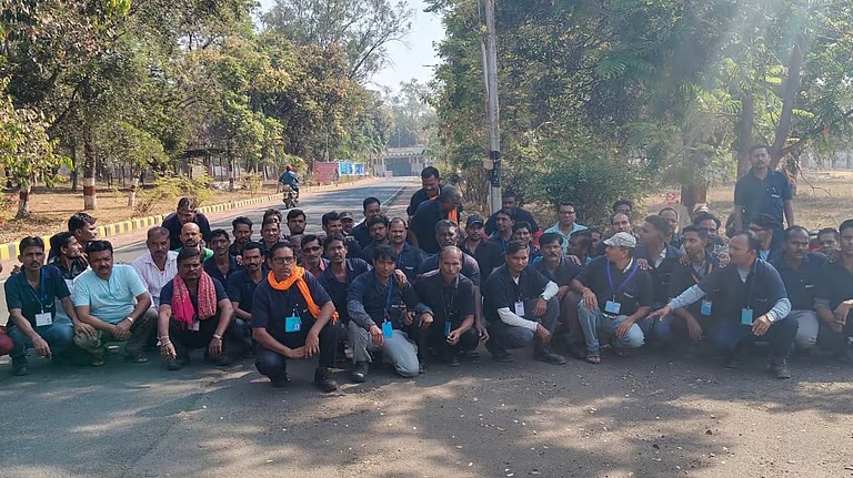 भंडारा : आयुध निर्माणीसमोर कामगारांचा ठिय्या