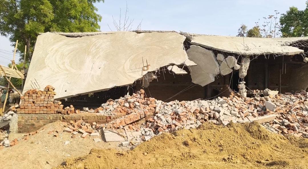 ग्रामपंचायतीने काढले अतिक्रमित जागेवरील घराचे बांधकाम; धानला येथील प्रकरण